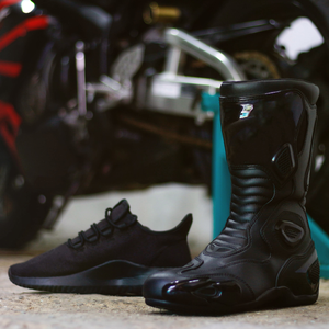 Stiefel und Schuhe